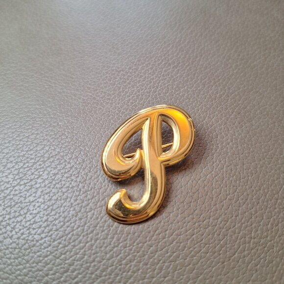 Monogram P Brooch Pin 1.5 Inch Gold Tone Smooth Initial‎ - Picture 2 of 5